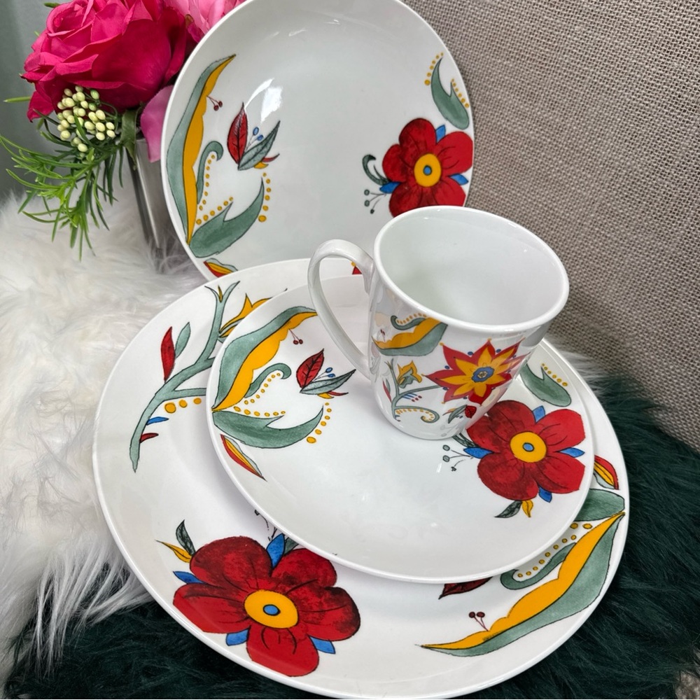 Tabletops Gallery Plates And Cup Botanical Print, rare find.